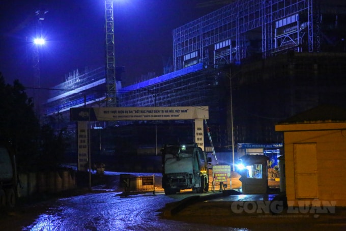 Các xe ra qua cổng vào