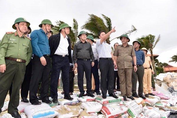 Phó Thủ tướng Trịnh Đình Dũng kiểm tra vị trí sạt lở và khu sơ tán dân tại Cửa Đại, Hội An, tỉnh Quảng Nam, chiều 27/10. Ảnh: VGP
