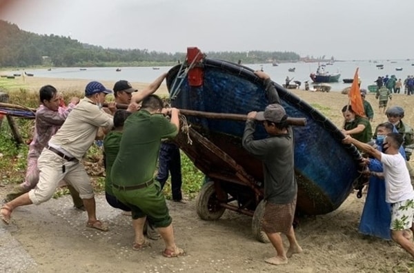 Ngư dân Đà Nẵng đưa các phương tiện lên bờ để phòng tránh bão số 9