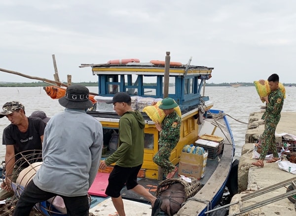 Bộ đội giúp người dân Quảng Nam vận chuyển lương thực, thực phẩm dự trữ trước bão số 9. Ảnh: Báo Quảng Nam