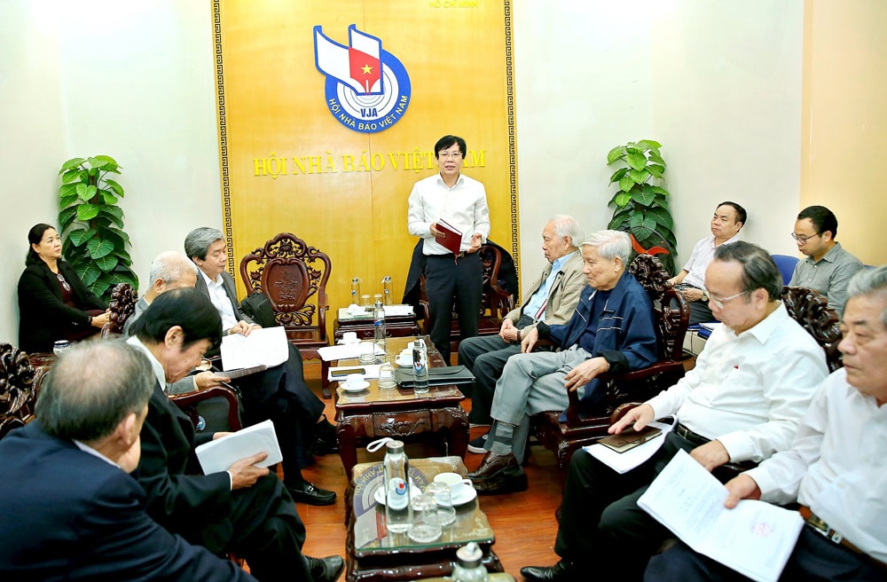 Đồng chí Hồ Quang Lợi, Phó Chủ tịch Thường trực Hội Nhà báo Việt Nam phát biểu tiếp thu các ý kiến tại hội nghị. Ảnh: Sơn Hải