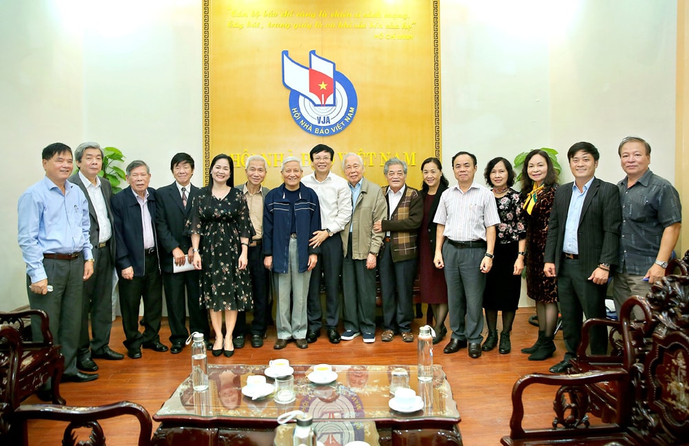 Đồng chí Hồ Quang Lợi, Phó Chủ tịch Thường trực Hội Nhà báo Việt Nam chụp ảnh cùng các đồng chí nguyên lãnh đạo hội qua các thời kỳ. Ảnh: Sơn Hải