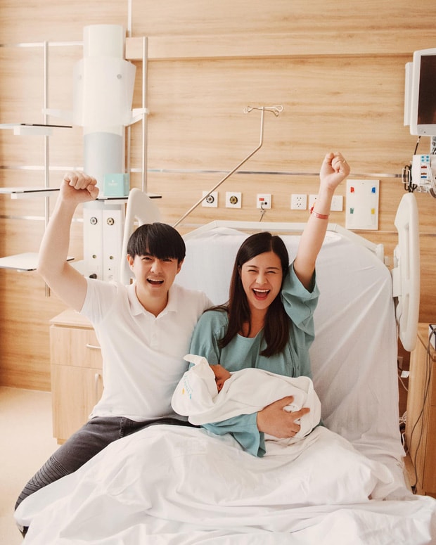 Hình ảnh hạnh phúc của Đông Nhi và Ông Cao Thắng bên cô công chúa nhỏ.