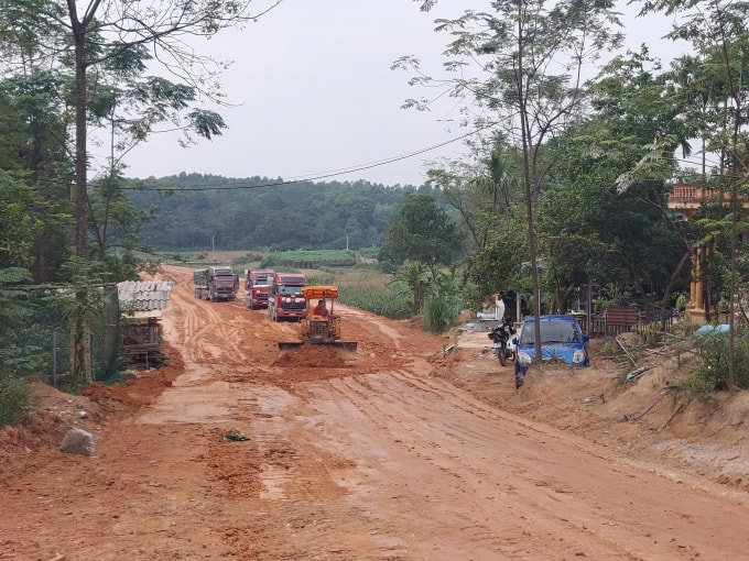 Đoàn xe mang lo go Thế Mạnh chở đất ra khỏi hiện trường