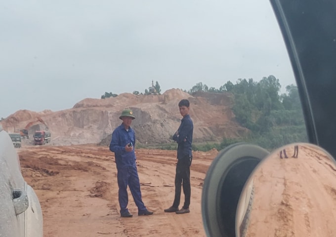 Theo người đàn ông (áo xanh) thì họ đang xúc đất đổ thải