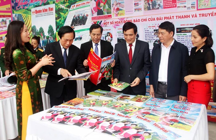 Nhà báo Thuận Hữu, Ủy viên T.Ư Đảng, Tổng Biên tập báo Nhân dân, Phó Trưởng ban Tuyên giáo T.Ư, Chủ tịch HNBVN thăm gian trưng bày báo chí Yên Bái năm 2019.