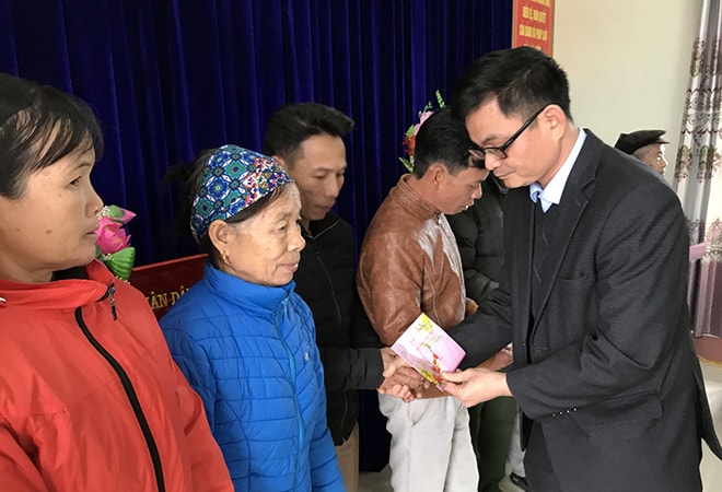 Nhà báo Bùi Minh Đức - Phó Tổng biên tập Báo Yên Bái tặng quà các gia đình chính sách tại xã An Phú, huyên Lục Yên. ảnh: Trần Minh