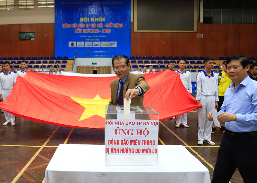 Các đại biểu ủng hộ đồng bào miền Trung bị ảnh hưởng do mưa lũ.