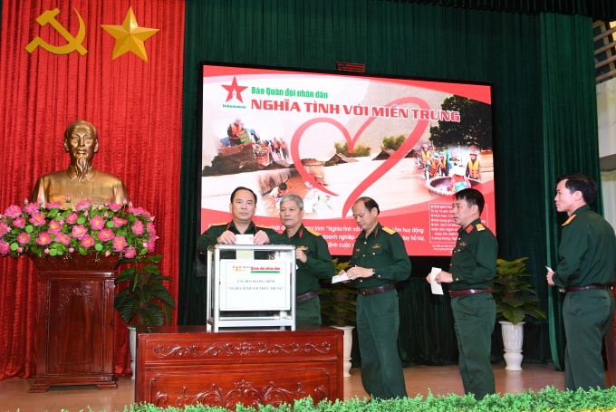 Báo Quân đội nhân dân ủng hộ miền Trung.