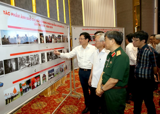 Các đồng chí trong Hội đồng Chung khảo Giải báo chí Quốc gia năm 2019 đang chấm các tác phẩm báo chí.