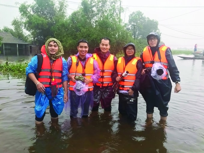 Phóng viên tác nghiệp trên mọi mặt trận, không ngại gian khó để đem đến những thông tin thiết thực cho độc giả. Ảnh: T.L.