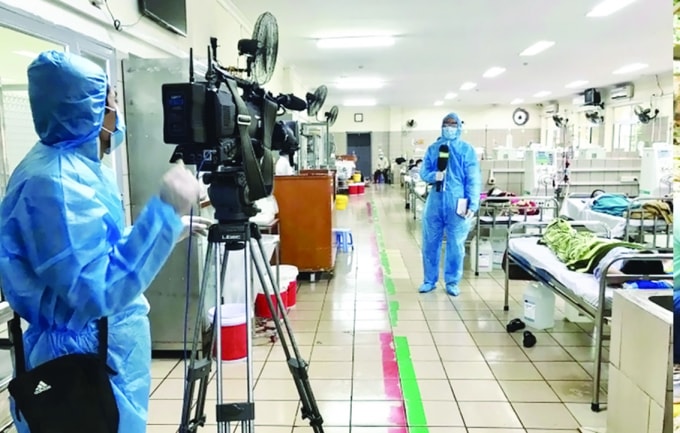 Phóng viên tác nghiệp trên mọi mặt trận, không ngại gian khó để đem đến những thông tin thiết thực cho độc giả. Ảnh: T.L.