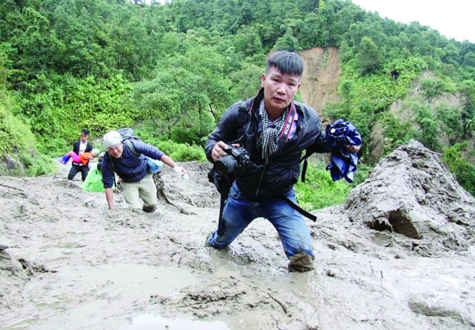 Phóng viên tác nghiệp trên mọi mặt trận, không ngại gian khó để đem đến những thông tin thiết thực cho độc giả. Ảnh: T.L.
