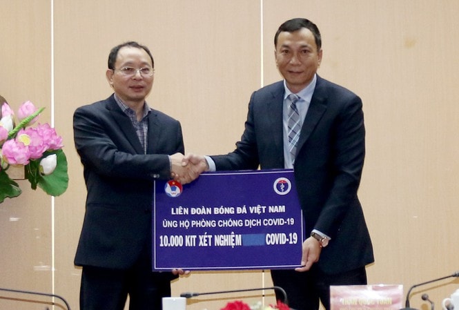 Phó chủ tịch thường trực Trần Quốc Tuấn đại diện VFF trao bộ kít xét nghiệm COVID-19 cho Bộ Y tế vào chiều 28/10. Ảnh: tienphong.vn