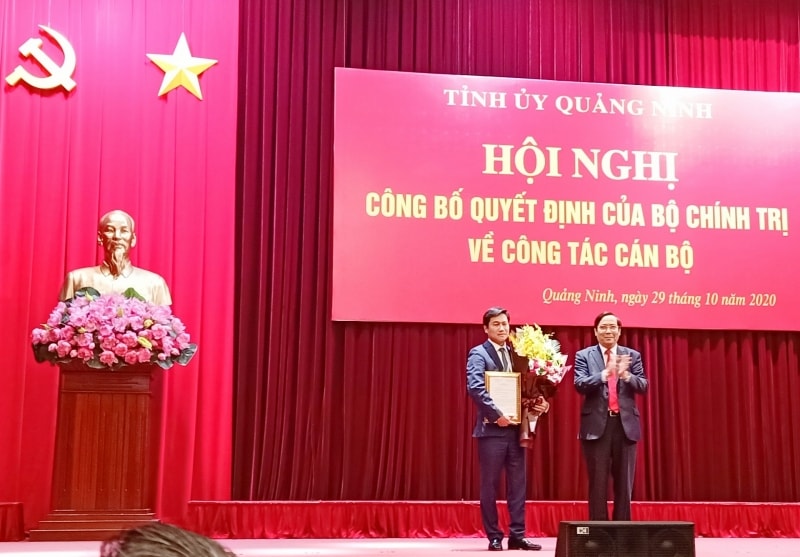 Đồng chí Nguyễn Thanh Bình, Ủy viên Trung ương Đảng, Phó trưởng Ban Thường trực Ban Tổ chức Trung ương, trao quyết định của Ban Bí thư cho đồng chí Nguyễn Tường Văn. Ảnh: Báo Xây dựng