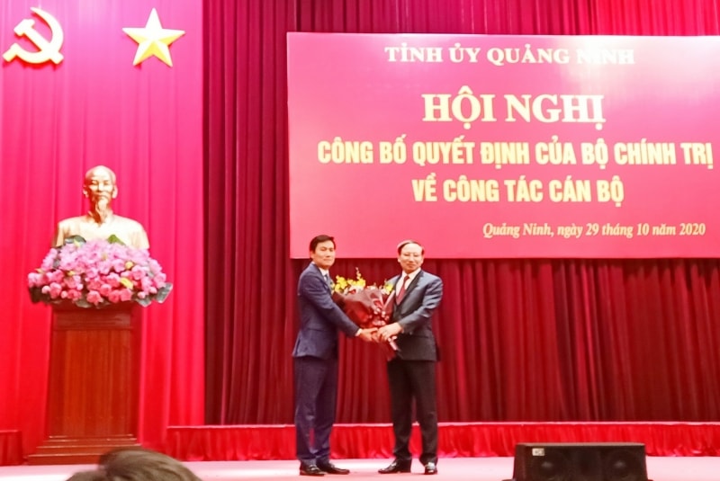 Đồng chí Nguyễn Xuân Ký, Bí thư Tỉnh ủy, Chủ tịch HĐND tỉnh, tặng hoa chúc mừng đồng chí Nguyễn Tường Văn. Ảnh: Báo Xây dựng