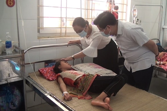 Hình ảnh em học sinh nhập viện do ngộ độc thực phẩm bữa ăn trưa tại trường. Ảnh: doisongvietnam.vn