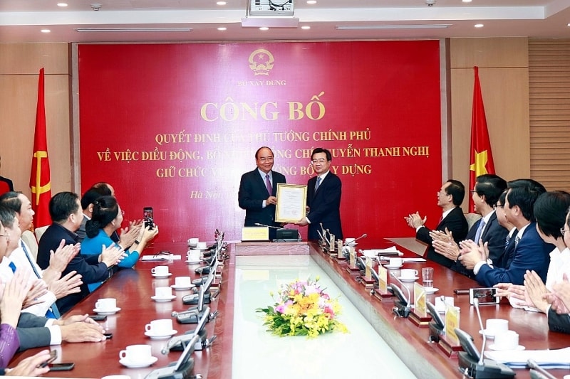Thủ tướng Nguyễn Xuân Phúc trao quyết định bổ nhiệm cho đồng chí Nguyễn Thanh Nghị giữ chức Thứ trưởng Bộ Xây dựng.