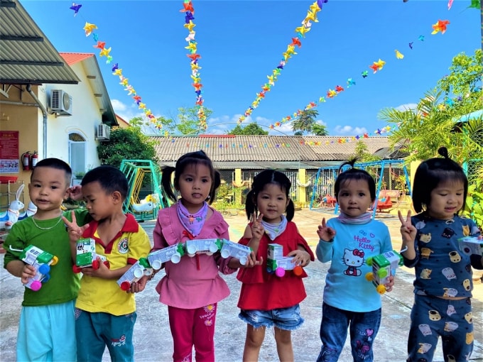 Những vỏ hộp sữa từ chương trình sau khi uống, được các cô giáo tái chế để làm những đồ dùng, đồ chơi dễ thương cho các em