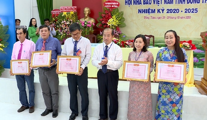 Các cán bộ hội viên nhận Bằng khen của UBND tỉnh về thành tích trong nghiệp vụ và công tác Hội nhiệm kỳ qua. Ảnh: THĐT
