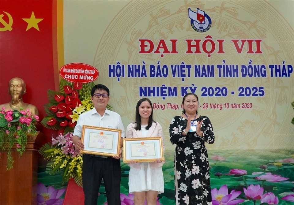 Bà Lê Thị Kim Loan - Ủy viên Ban Thường vụ, Trưởng Ban Tuyên giáo Tỉnh ủy Đồng Tháp trao giải cho phóng viên đạt giải Nhất Giải báo chí tỉnh Đồng Tháp. Ảnh: Ngân Nguyễn