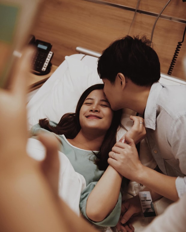 Mẹ bầu Đông Nhi vẫn rất xinh đẹp, rạng rỡ trong ngày vỡ chum.
