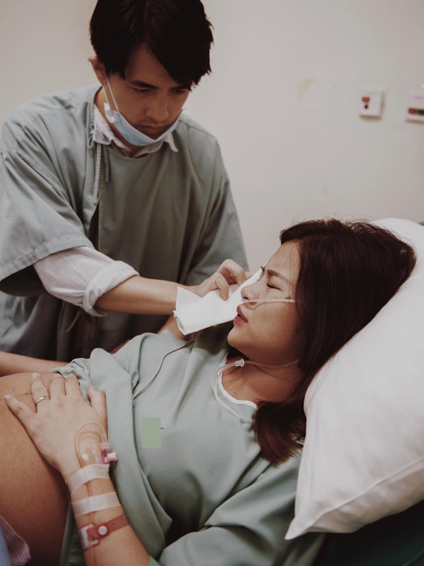 Ông Cao Thắng luôn bên cạnh chăm sóc Đông Nhi.