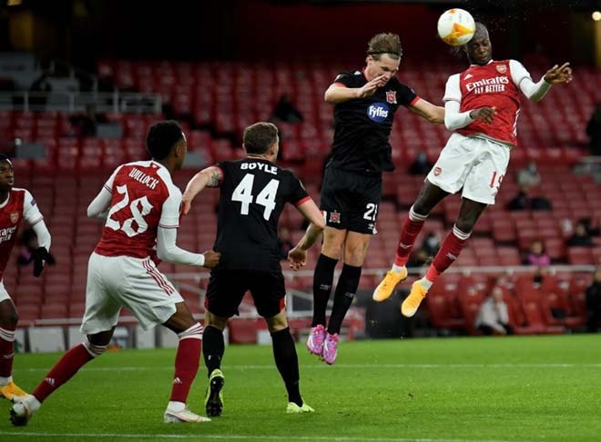Câu lạc bộ Arsenal (áo đỏ trắng) giành thế thượng phong trước Dundalk. Ảnh: bongda24h.vn