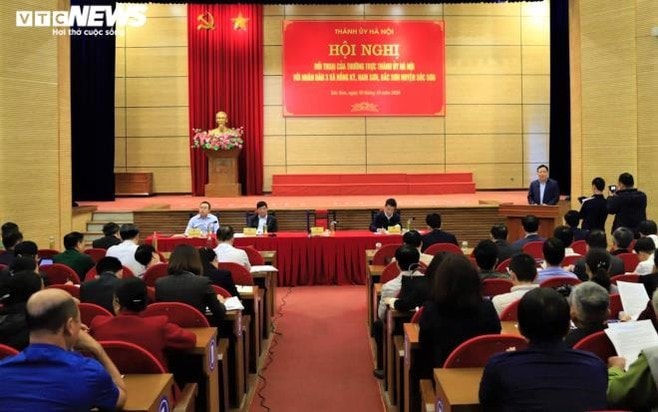 Thường trực Thành ủy Hà Nội đối thoại với người dân 3 xã Hồng Kỳ, Nam Sơn, Bắc Sơn (huyện Sóc sơn) liên quan đến những vấn đề ở bãi rác Nam Sơn. Ảnh: VTC New