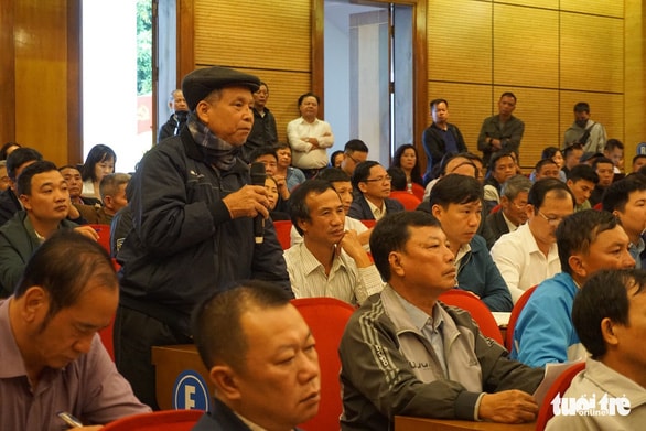 Người dân vùng ảnh hưởng môi trường trong bán kinh 500m từ khu liên hợp xử lý chất thải Nam Sơn nêu kiến nghị tại cuộc đối thoại với lãnh đạo Thành ủy Hà Nội. Ảnh: tuoitre.vn