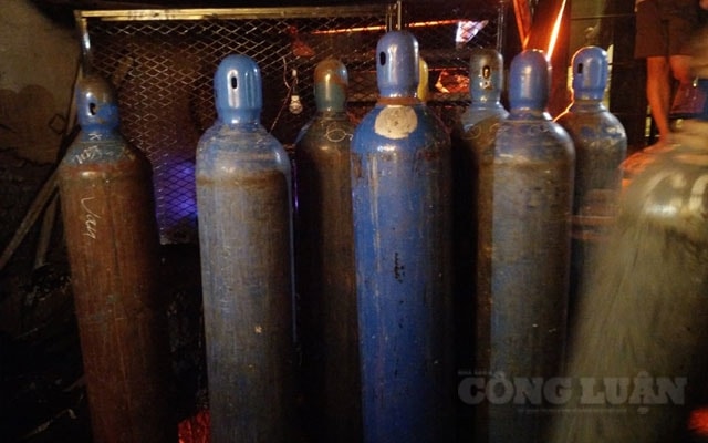 Bình khí N20 từng bị thu giữ tại một số quán bar ở khu vực phường hàng Buồm.