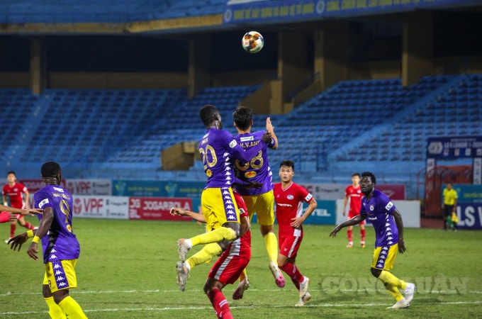 Cầu thủ hai đội thi đấu ăn miếng trả miếng với với nhau.
