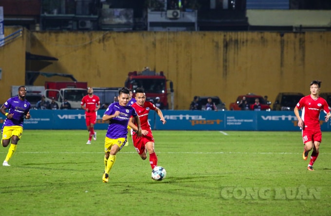 Hà Nội FC với áp lực buộc phải thắng, bóng được dồn lên hàng công và cho Quang Hải khá nhiều với tâm thế chủ động tấn công.