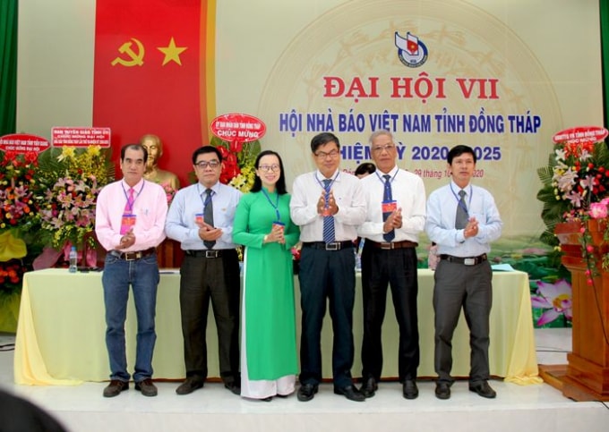 Chủ tịch Hội Nhà báo tỉnh Đồng Tháp Bùi Thanh Hồng (Thứ 3 từ phải qua) và Ban chấp hành Hội Nhà báo tỉnh Đồng Tháp nhiệm kỳ 2020 - 2025 ra mắt Đại hội VII