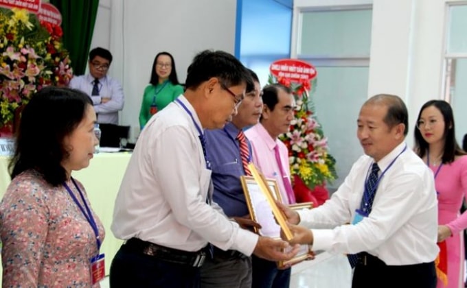 Phó Chủ tịch UBND tỉnh Đồng Tháp Đoàn Tấn Bửu bằng khen của UBND tỉnh Đồng Tháp cho nhiều tập thể, cá nhân có thành tích xuất sắc trong hoạt động báo chí