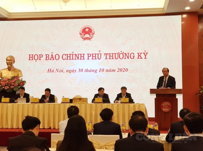 Bộ trưởng, Chủ nhiệm Văn phòng Chính phủ Mai Tiến Dũng chủ trì họp báo.