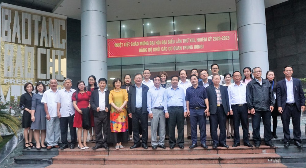 Đoàn Đại biểu Đại hội Thi đua yêu nước Hội Nhà báo Việt Nam tham quan Bảo tàng Báo chí Việt Nam chụp ảnh lưu niệm.