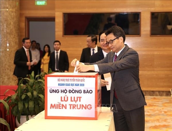 Phó Thủ tướng Vũ Đức Đam dự hội nghị tại điểm cầu Hà Nội và tham gia quyên góp ủng hộ đồng bào miền Trung khắc phục thiệt hại đợt lũ lụt vừa qua. Ảnh: TTXVN