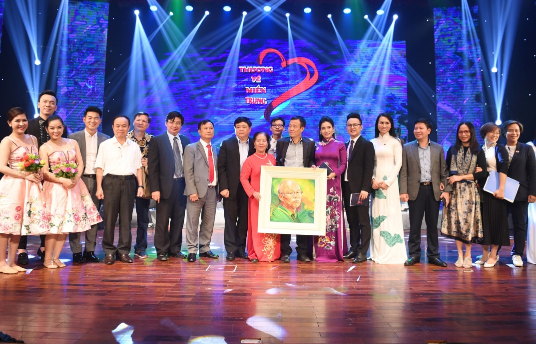 Đến hết chương trình, BTC đã nhận được sự ủng hộ bằng tiền, cam kết và nhiều quà tặng, hiện vật trị giá gần 13 tỷ đồng gửi tặng đồng bào miền Trung.