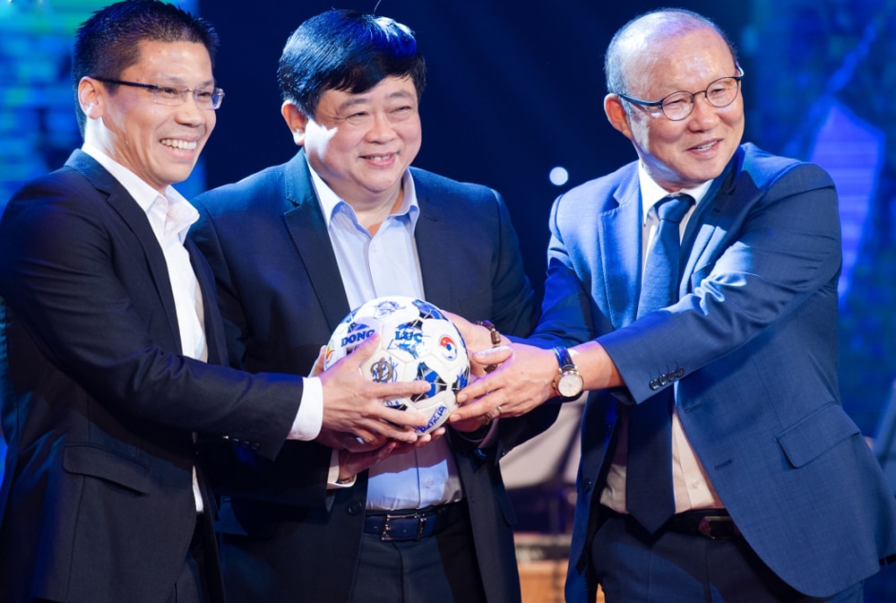 Quả bóng có chữ ký HLV Park Hang Seo và các thành viên cầu thủ đội tuyển Olympic Việt Nam sau khi thi đấu thành công tại Đại hội thể thao châu Á ASIAD 2018 với giá 200 triệu đồng thuộc về đại diện Công ty TNHH đầu tư địa ốc thành phố Cityland. Ảnh: Hà Phương