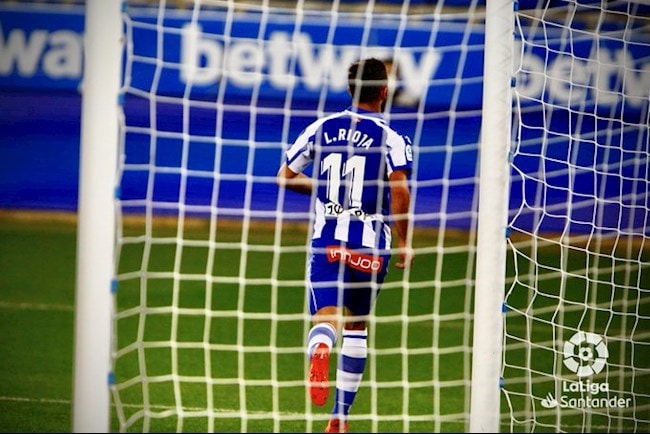Cầu thủ Luis Rioja mở tỷ số cho Alaves sau sai sót của thủ môn đối phương. Ảnh: internet