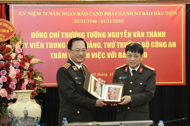 Đại tá Phạm Khải trao quà lưu niệm của Báo CAND tặng Thứ trưởng Nguyễn Văn Thành.