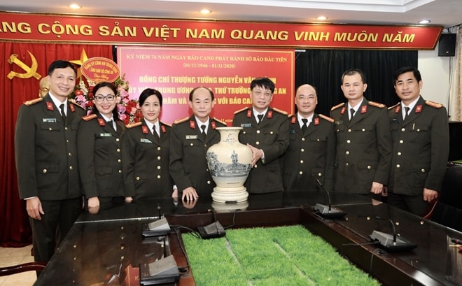 Trước đó, Đại tá Phạm Khải cùng các đồng chí trong Ban Biên tập, lãnh đạo một số ban chuyên môn vinh dự đón nhận bình gốm Chu Đậu do Thủ tướng Nguyễn Xuân Phúc tặng