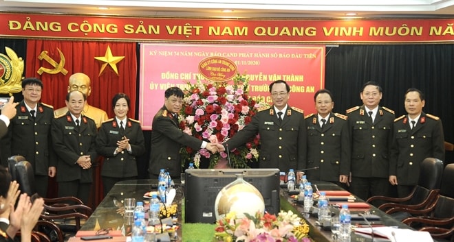 Thứ trưởng Nguyễn Văn Thành trao lẵng hoa tươi thắm chúc mừng Báo CAND nhân kỷ niệm 74 năm Ngày phát hành số báo đầu tiên