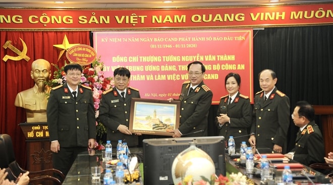 Thứ trưởng Nguyễn Văn Thành trao bức tranh lưu niệm tặng Báo CAND
