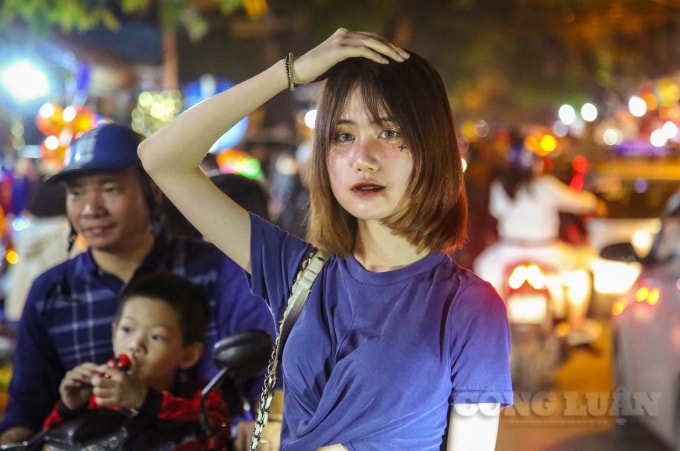 Các bạn nữ thường chọn cách tạo hình nhẹ nhàng hơn, ít kinh dị hơn khi đi trên phố vui chơi đêm Halloween.