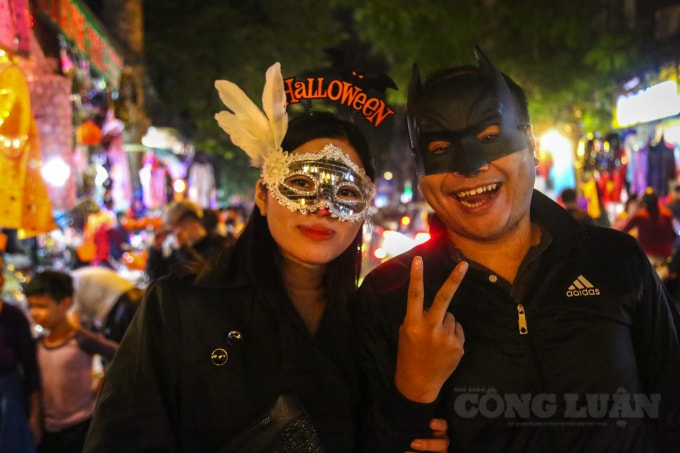 Ở các nước phương Tây, các hoạt động phổ biến trong lễ Halloween thường là trẻ con hoá trang đến gõ cửa nhà hàng xóm để xin bánh kẹo, dự tiệc hóa trang, đốt lửa, khắc bí ngô, đớp táo, các trò đùa cợt, xem phim hoặc kể chuyện kinh dị. Ở nhiều nơi trên thế giới, những cử hành Kitô giáo trong ngày lễ Halloween như tham dự lễ nhà thờ và thắp nến trên các ngôi mộ, vẫn còn phổ biến, mặc dù ở các nơi khác, Halloween là một ngày hội mang tính thế tục và thương mại nhiều hơn.