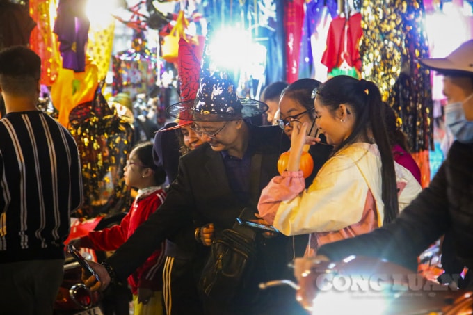 Cả đại gia đình cùng nhau lên phố.