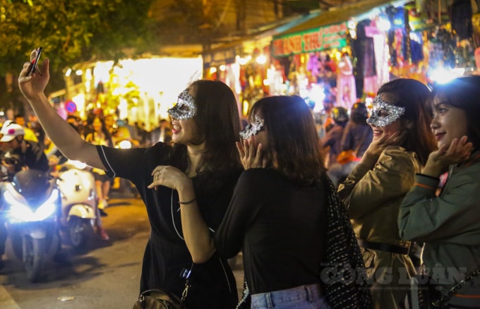 Ngày nay, nhiều nhà thờ tổ chức tiệc lễ Halloween hoặc tổ chức khắc đèn lồng cho trẻ em. Mọi người cùng nhau đấu tranh vì một thế giới không còn tội lỗi.