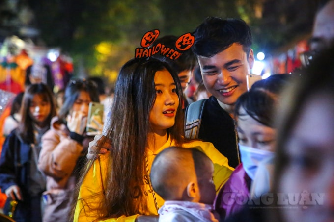 Nhiều cặp đôi tranh thủ chụp ảnh kỷ niệm ngày lễ ở bên nhau.